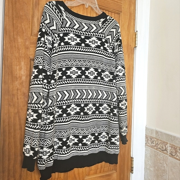 Forever 21 Women's Button Front Black & White Aztec Cardigan Sweater, Size M - Picture 6 of 8
